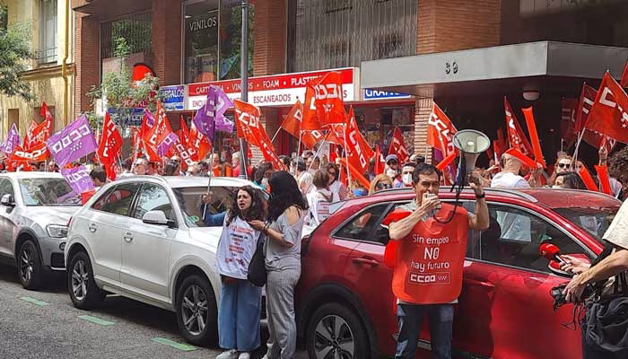 Rotundo éxito de asistencia en la concentración de CCOO y UGT frente a la AEC para exigir un Convenio de Consultoría digno